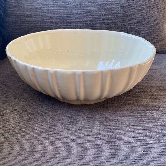Vintage oval cream ridged Haeger planter. No chips/cracks, but crazing on inside